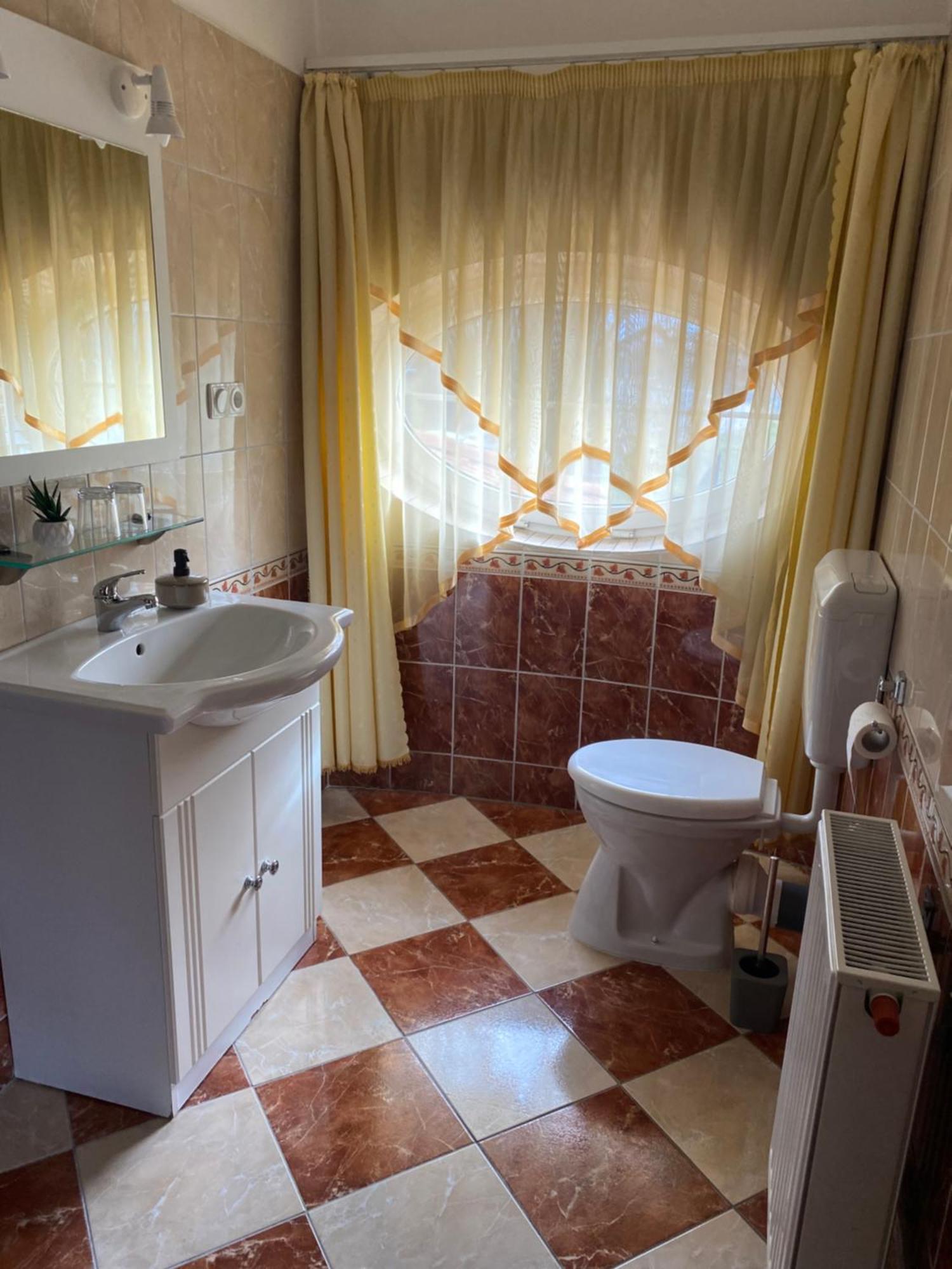 Ambrozia Guesthouse Nagykanizsa Exteriör bild